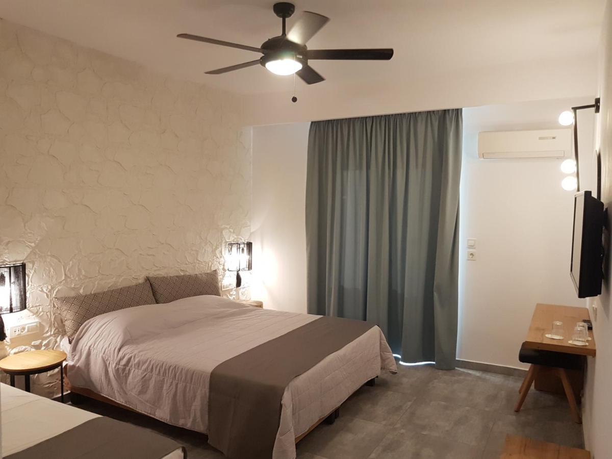 Dreibettzimmer mit Poolblick