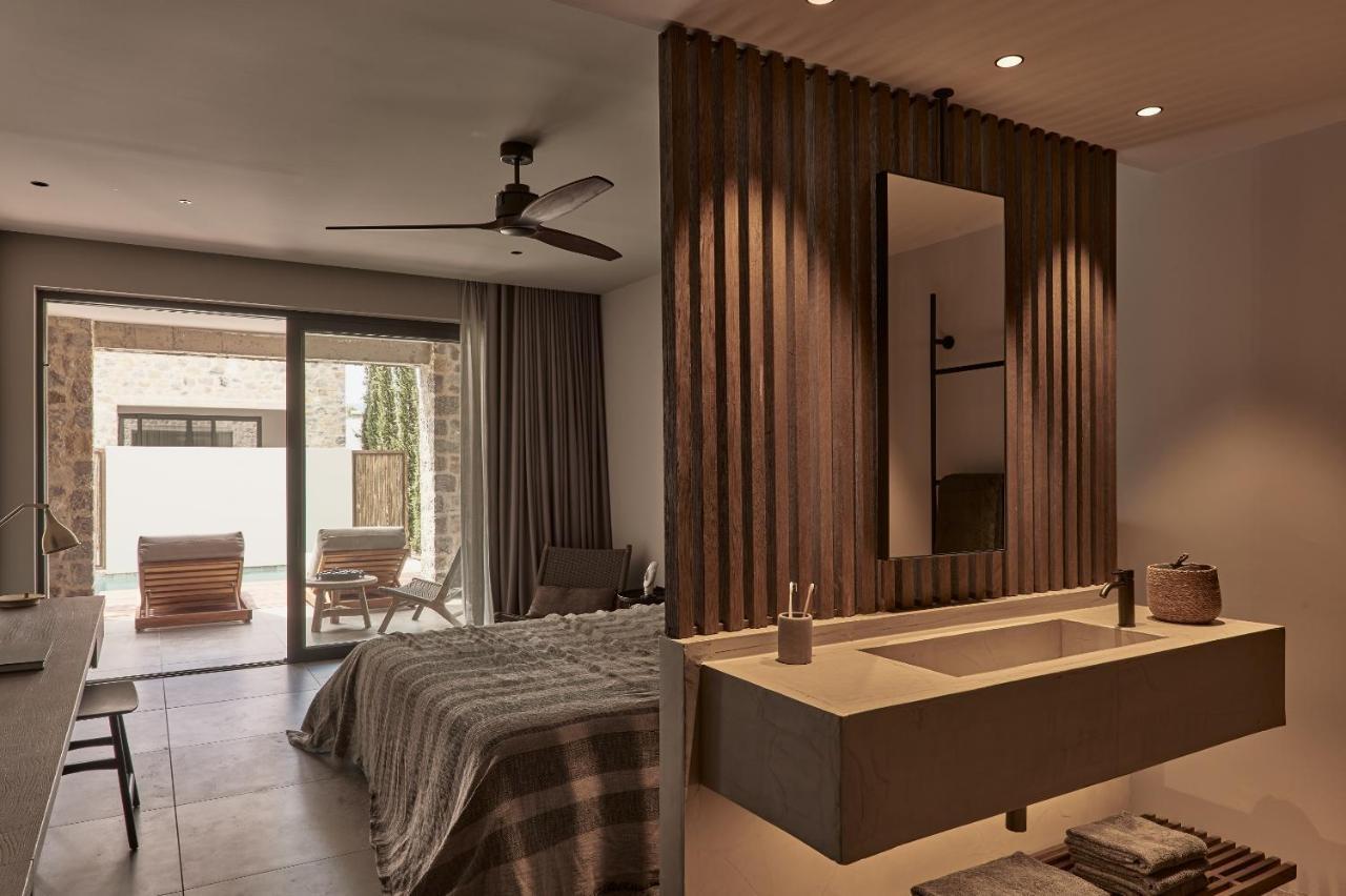 Swim-Up Suite