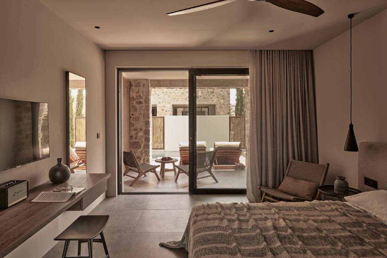 Swim-Up Suite