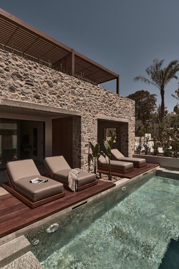 Swim-Up Suite