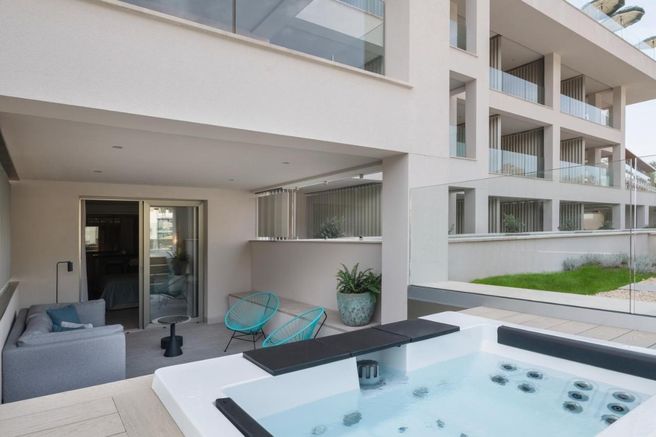 Junior Suite with Hot Tub and Terace with Side Sea View