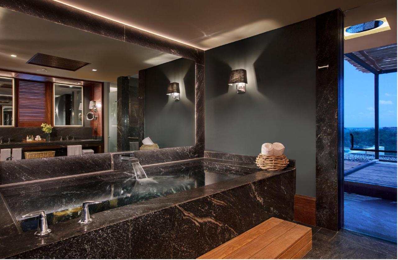 Suites Paramount Preferred Club con cama extragrande y vistas al mar