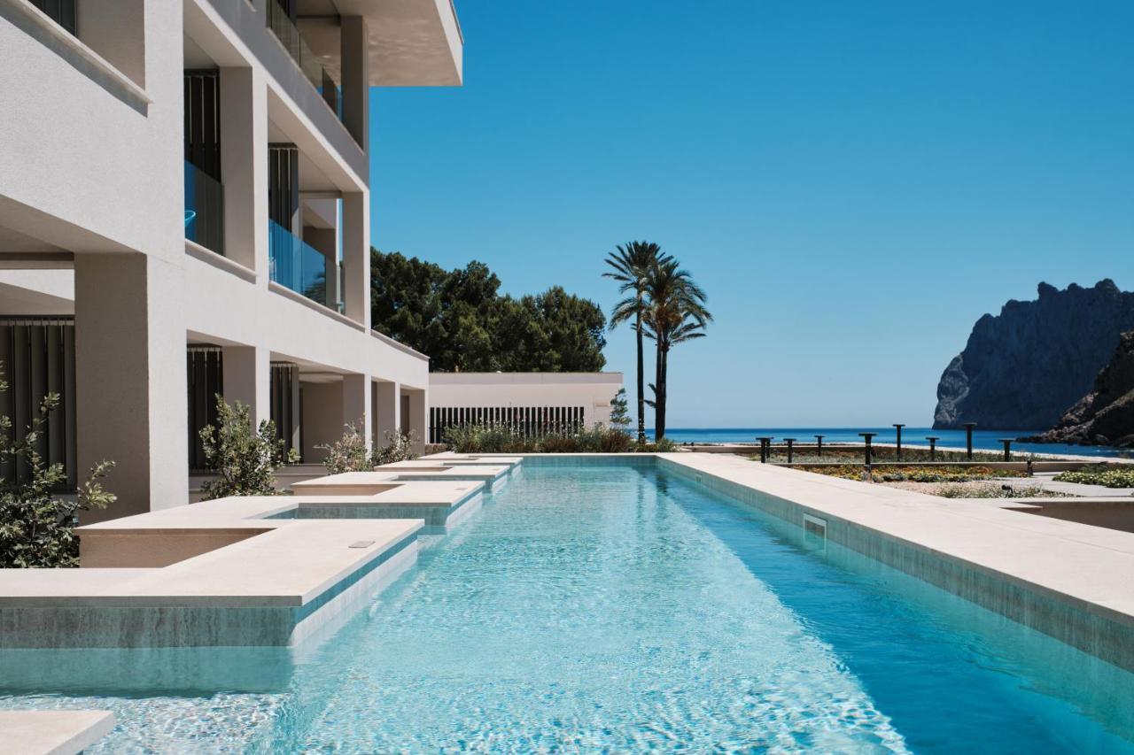 Privilege Room with Shared Swim Up Pool and Side Sea View
