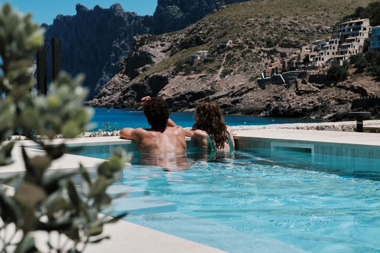 Suite With Private Pool and Side Sea View