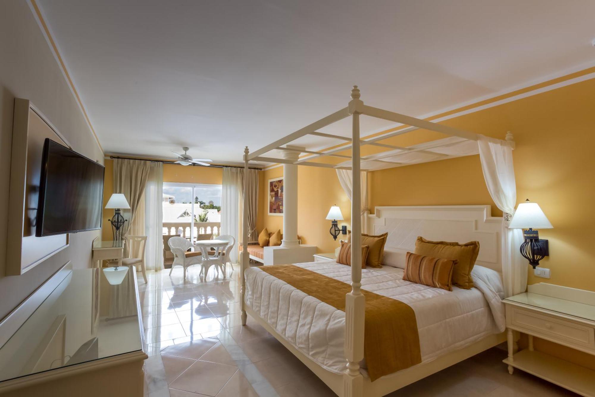 1 King Bed Pool Side Junior Suite SGL