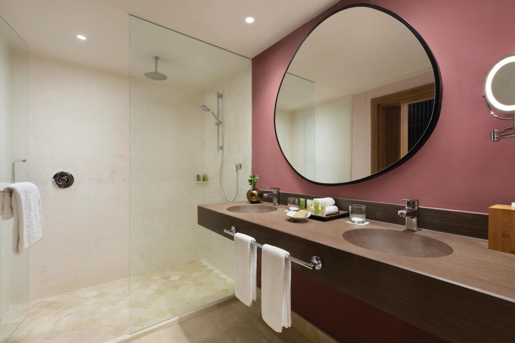 Deluxe Garden View King Bed,1284351358:JPEG