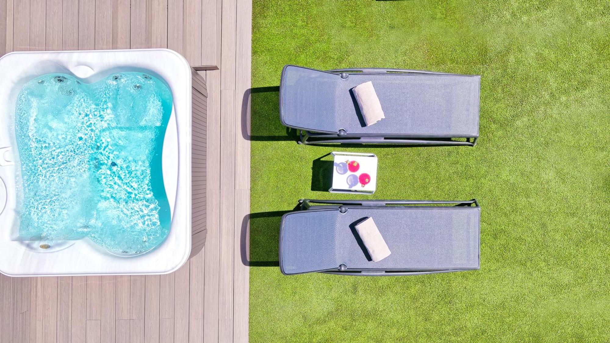 Deluxe Room Private Garden Jacuzzi
