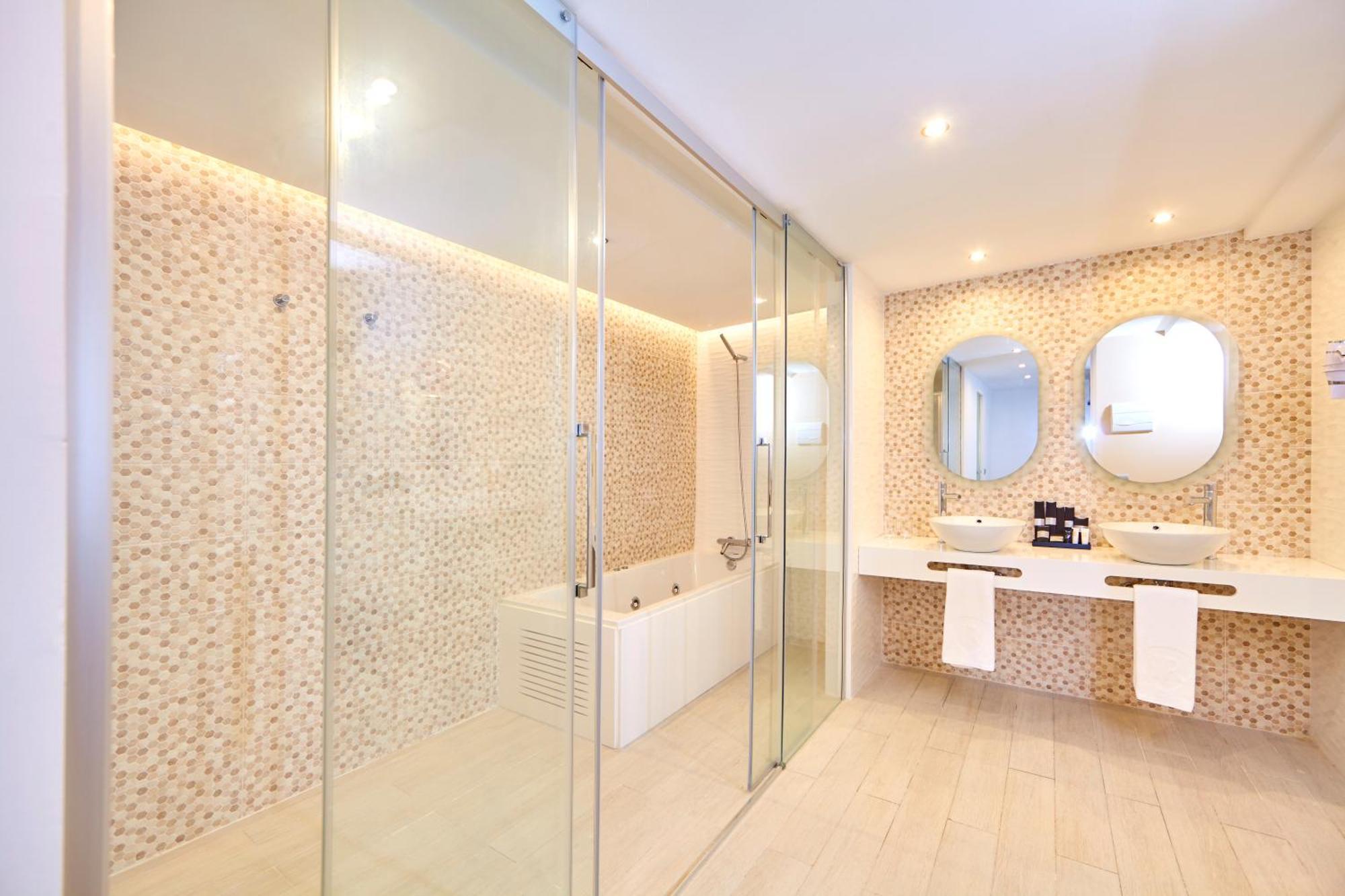 Suite,1307134954:JPEG