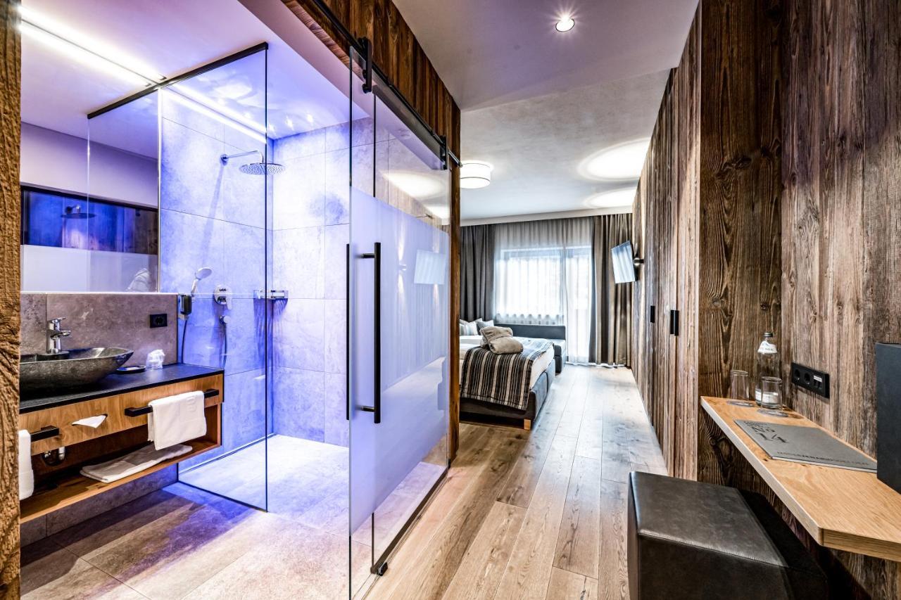 Deluxe Double Room Shower,1397448293:JPEG