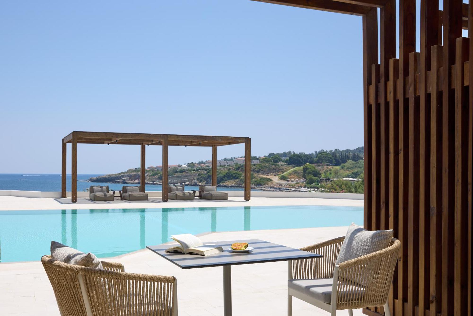 Open Plan Suite Sea View & Sharing Pool