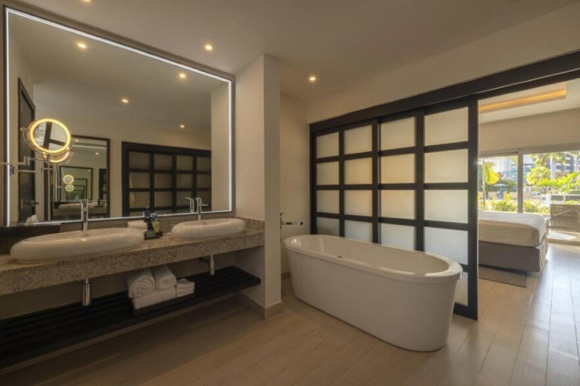Luxury Junior Suite Swim Out Diamond Club