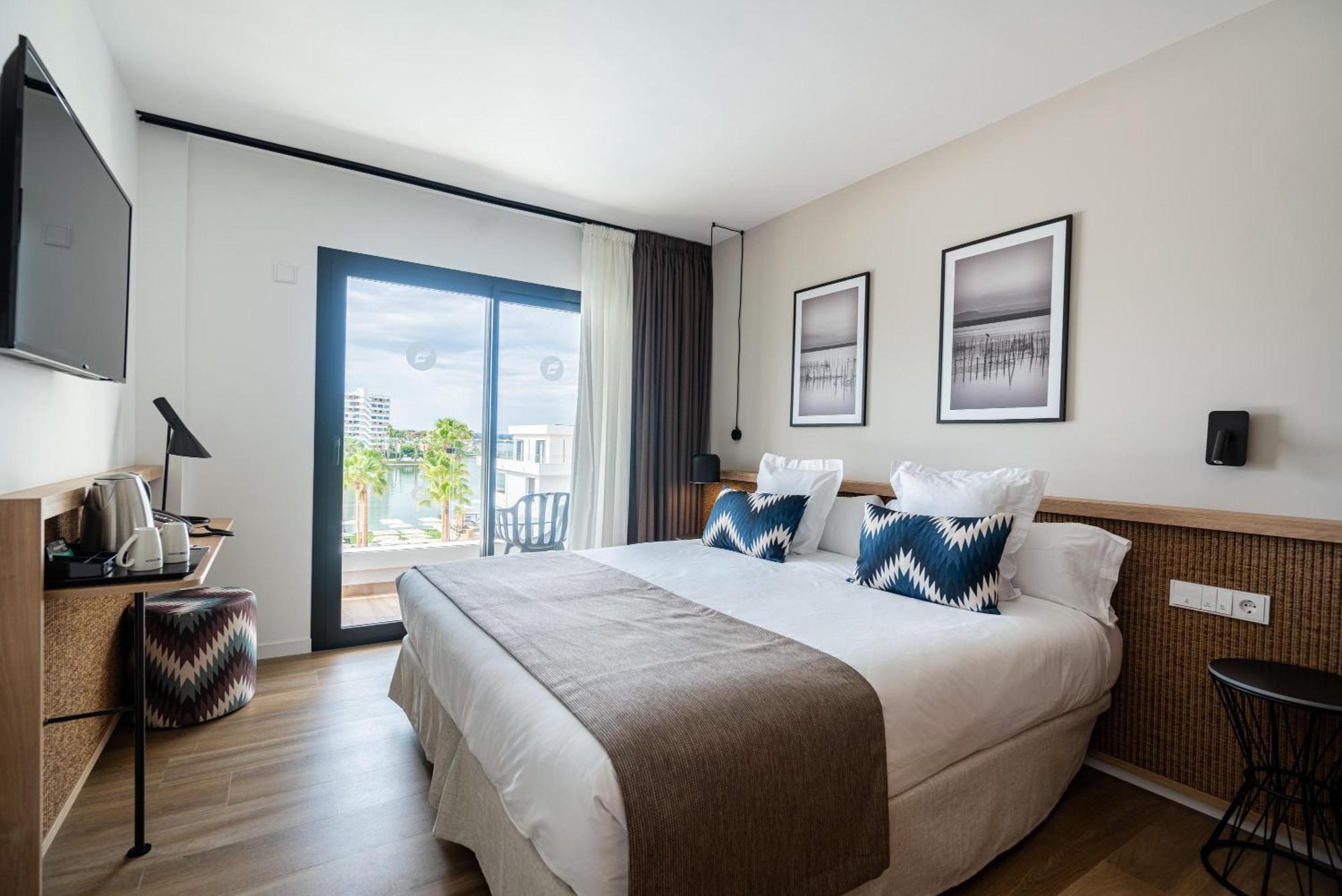 Superior Doppel-/Zweibettzimmer mit Poolblick