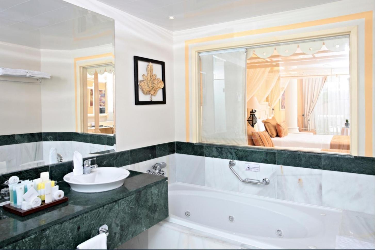 1 King Bed Pool Side Junior Suite SGL