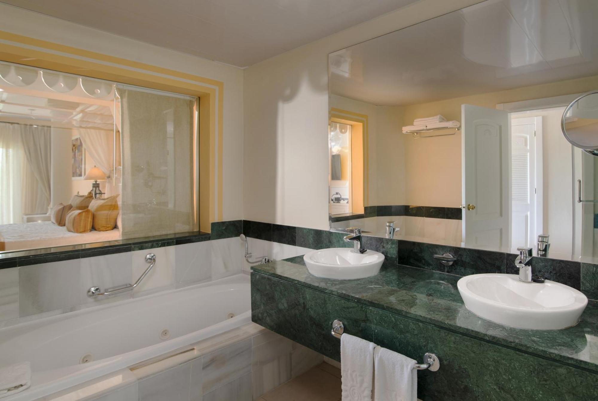 1 King Bed Pool Side Junior Suite SGL