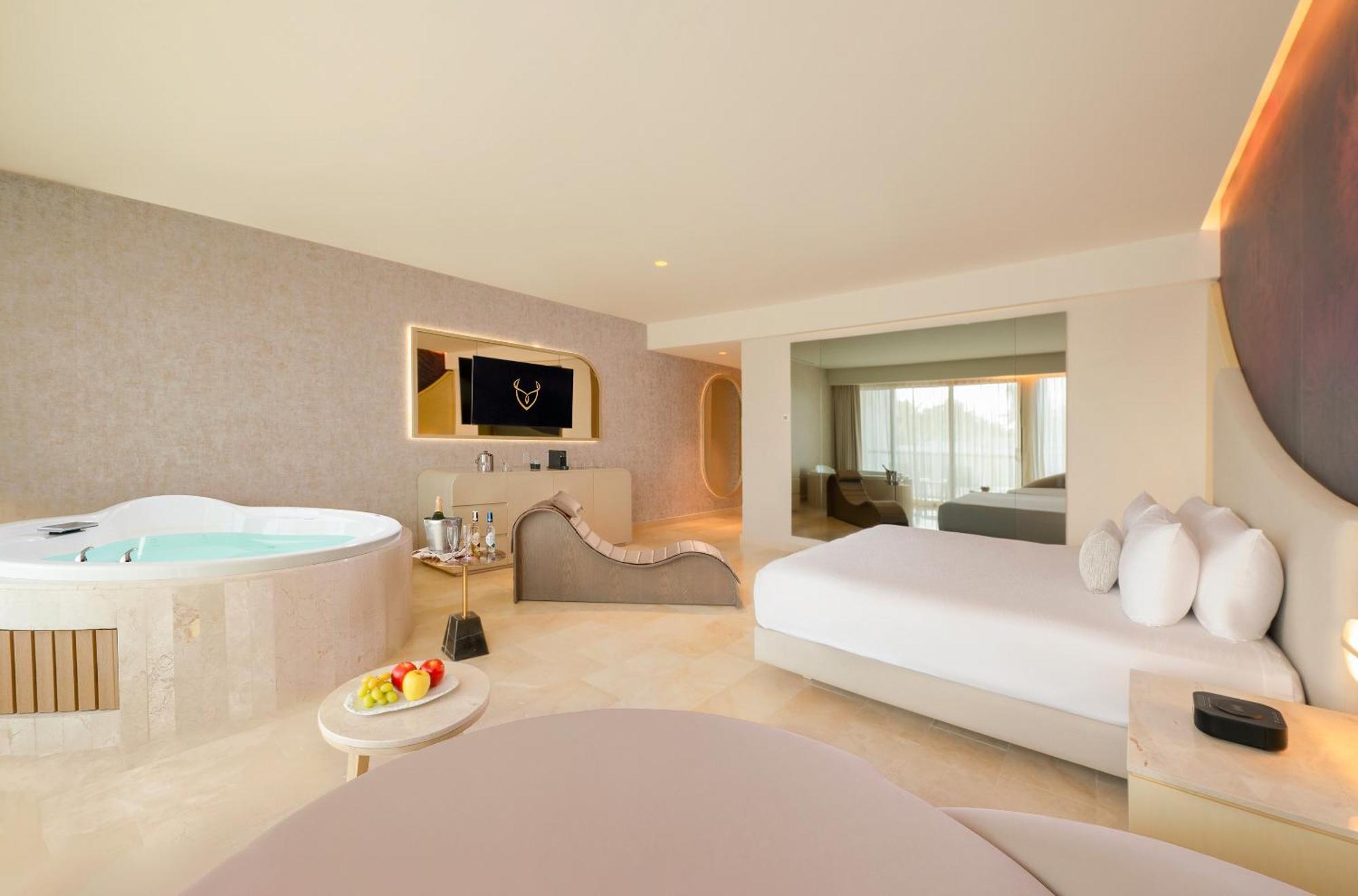 Seductive Pool View Jacuzzi Suite The Eden Section