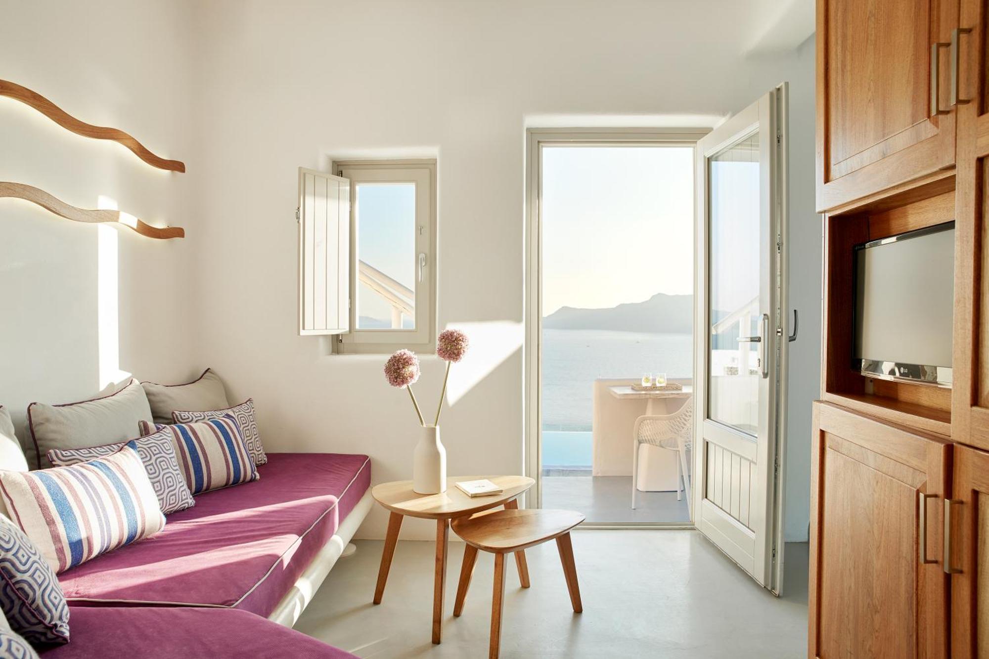 Elegant Suite with Outdoor Hot Tub and Caldera View - Pool Front