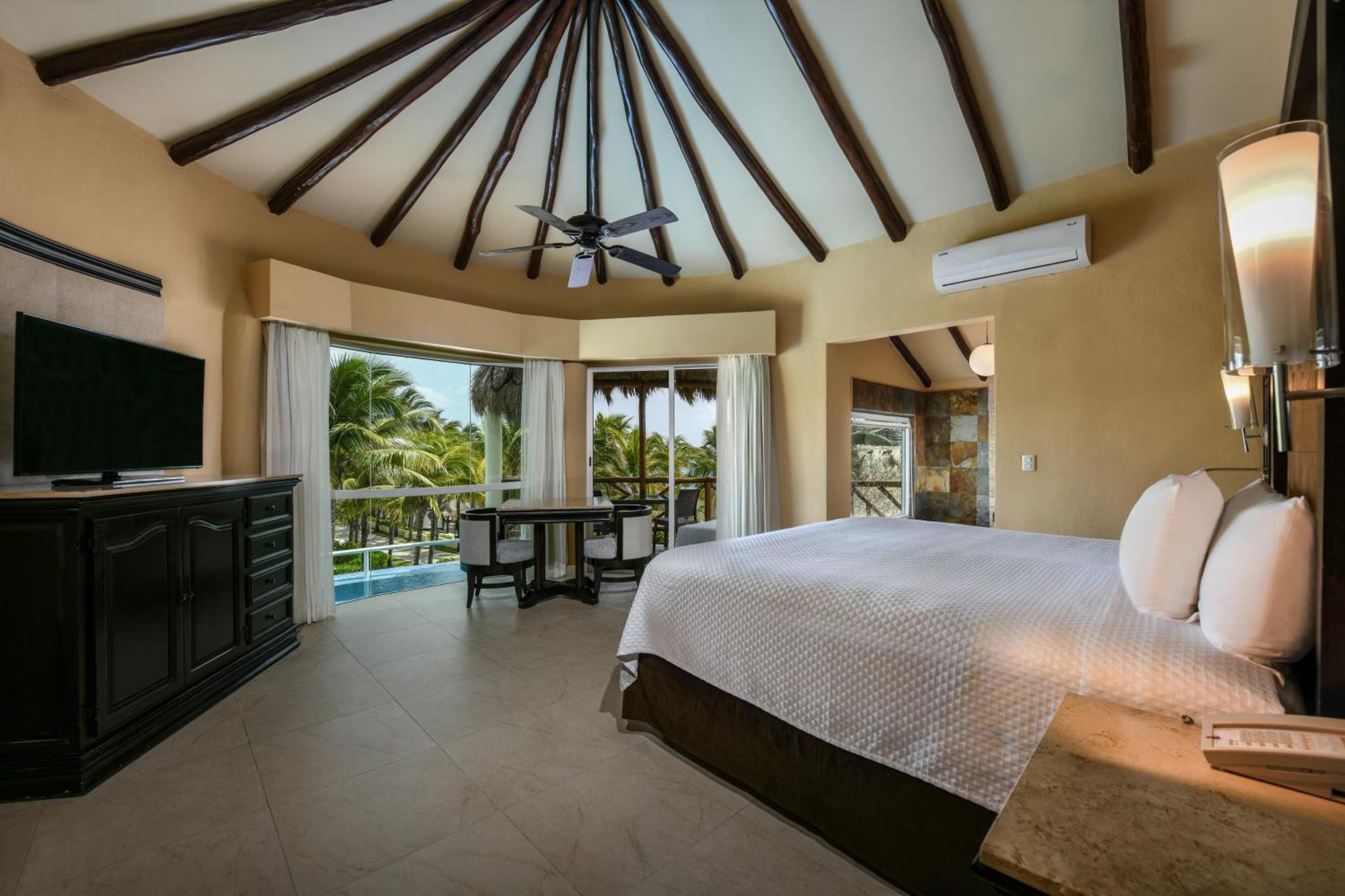 Royal Retreat Deluxe Pool Suite,1600222441:JPEG