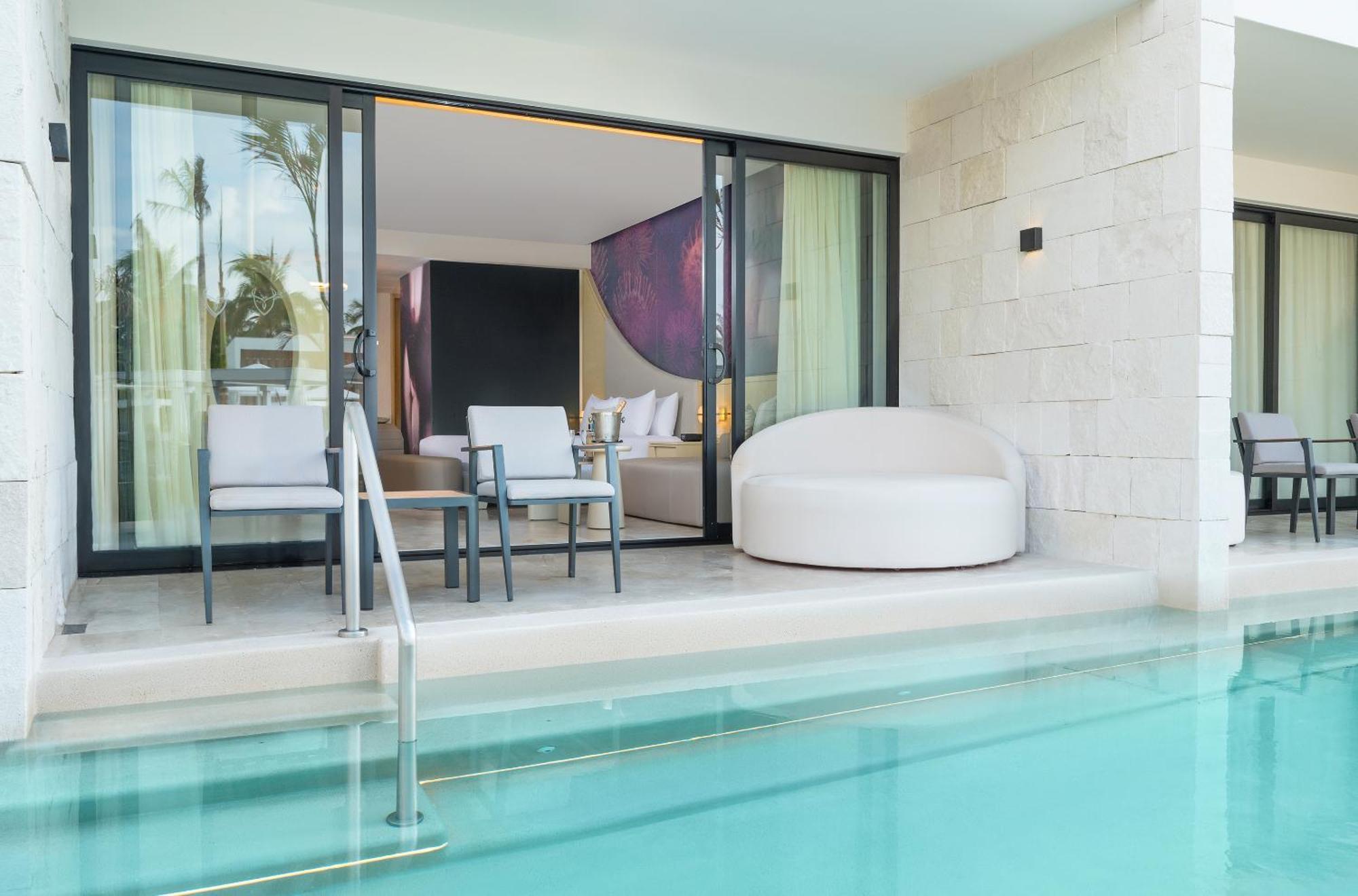 Beloved Tropical View Swim- up Suite