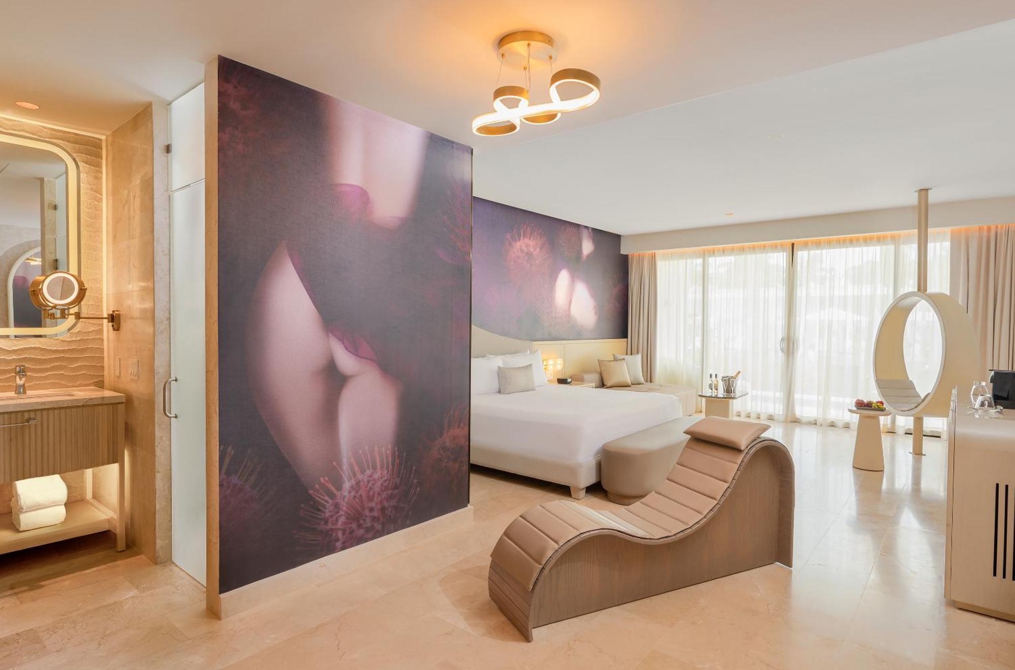 Seductive Pool View Swim-up Suite
