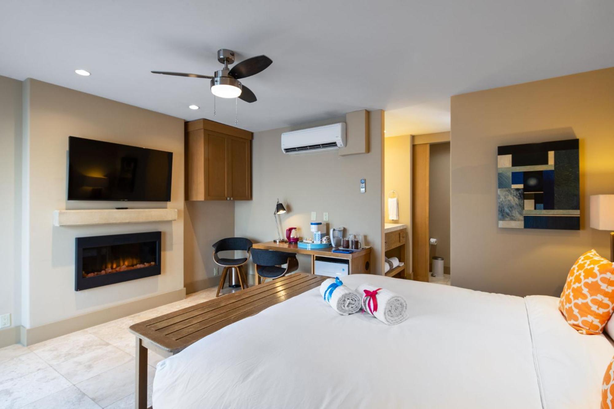 King Suite with Pool View
