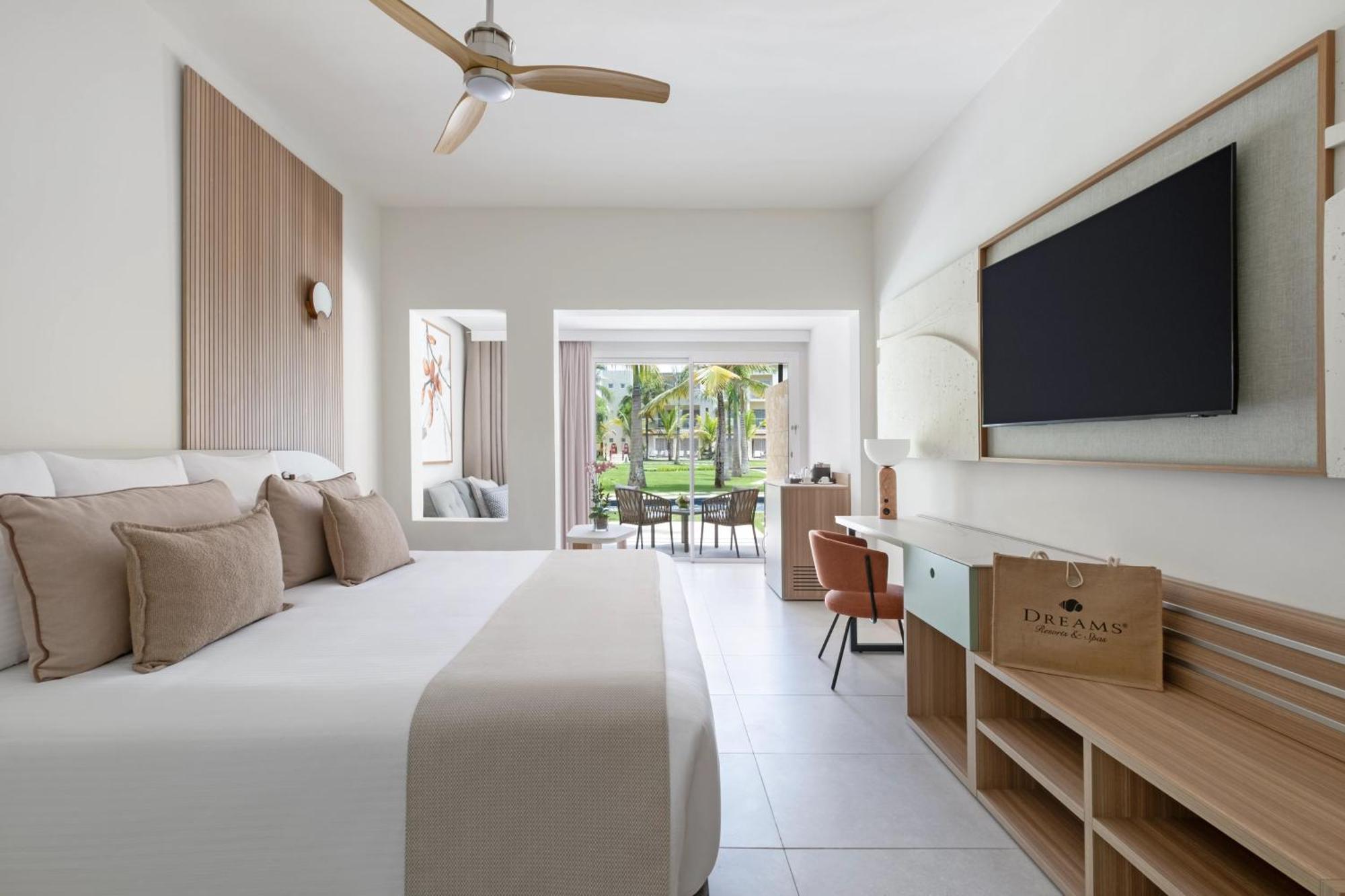 Preferred Club Family Junior Suite Pool Terrace
