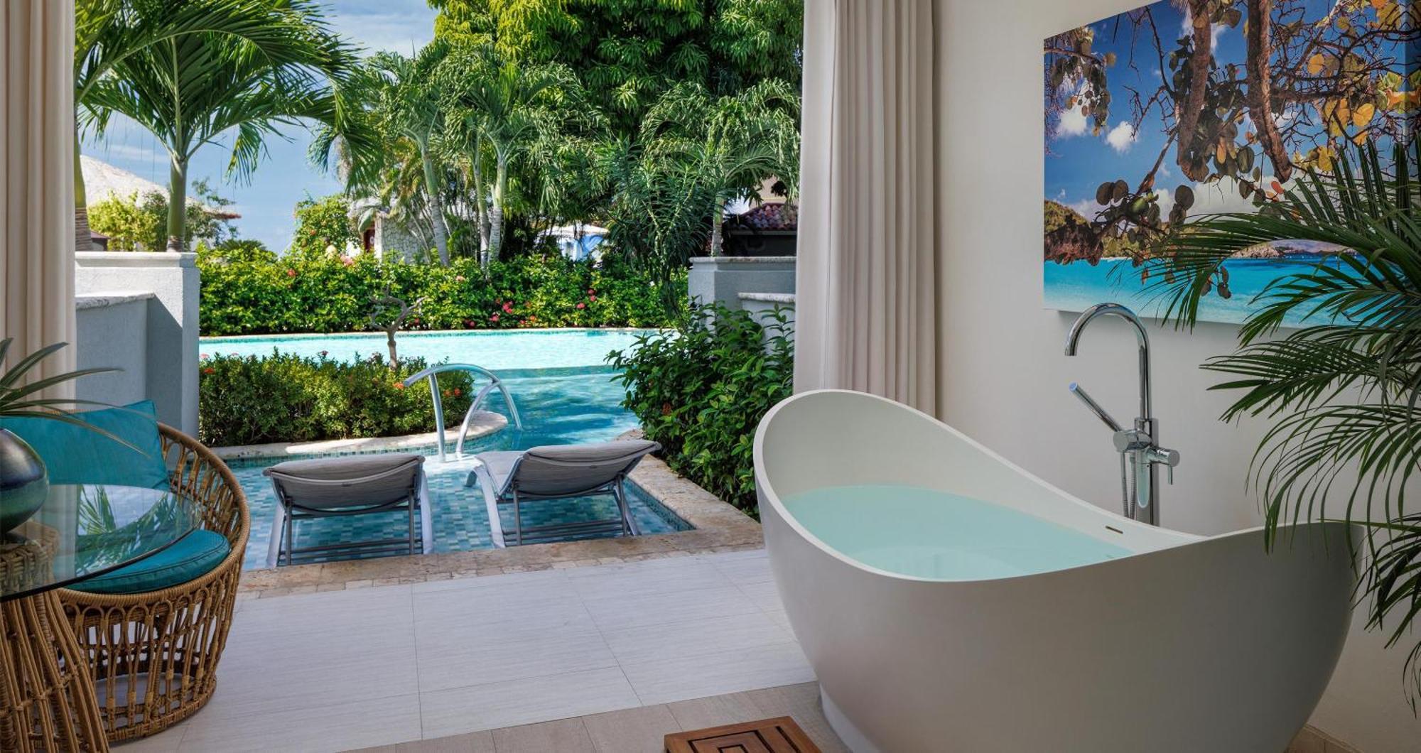 Crystal Lagoon Swim-up Club Elite Luxury Room w/ Patio Tranquility Soaking Tub