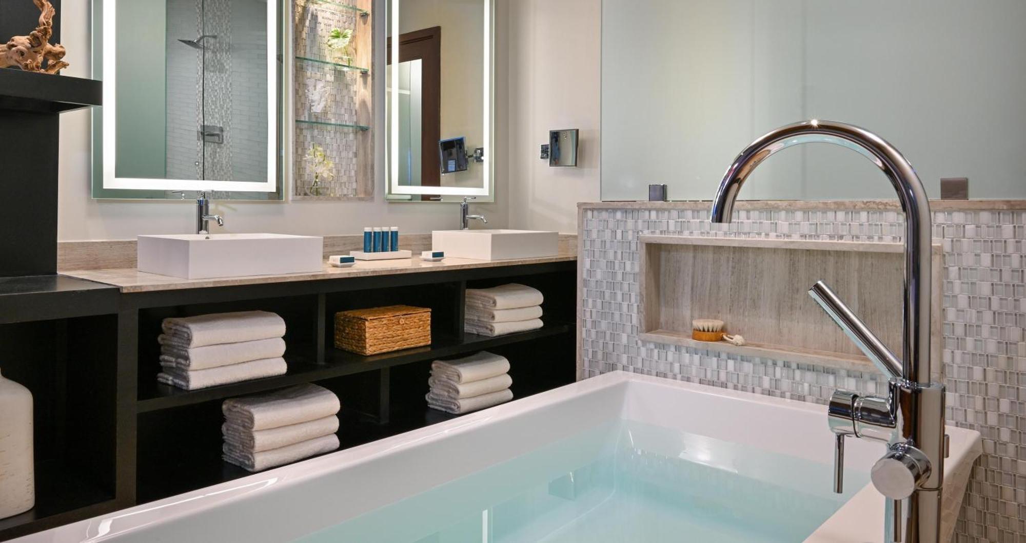 Beachfront Honeymoon Walkout Club Level Room w/Patio Tranquility Soaking Tub