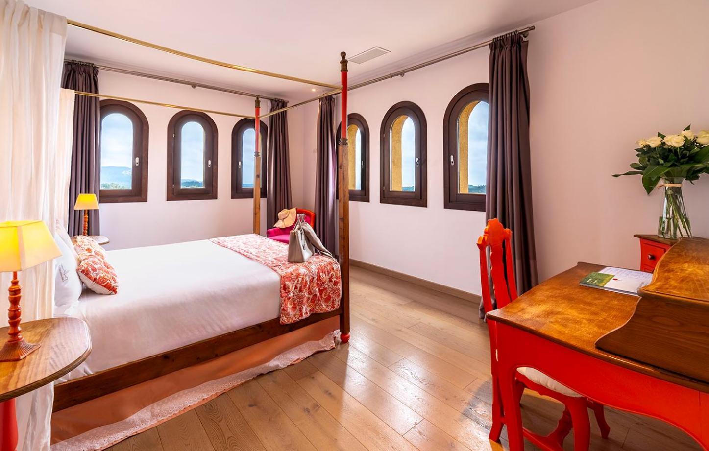 Suite con cama extragrande y vistas al mar