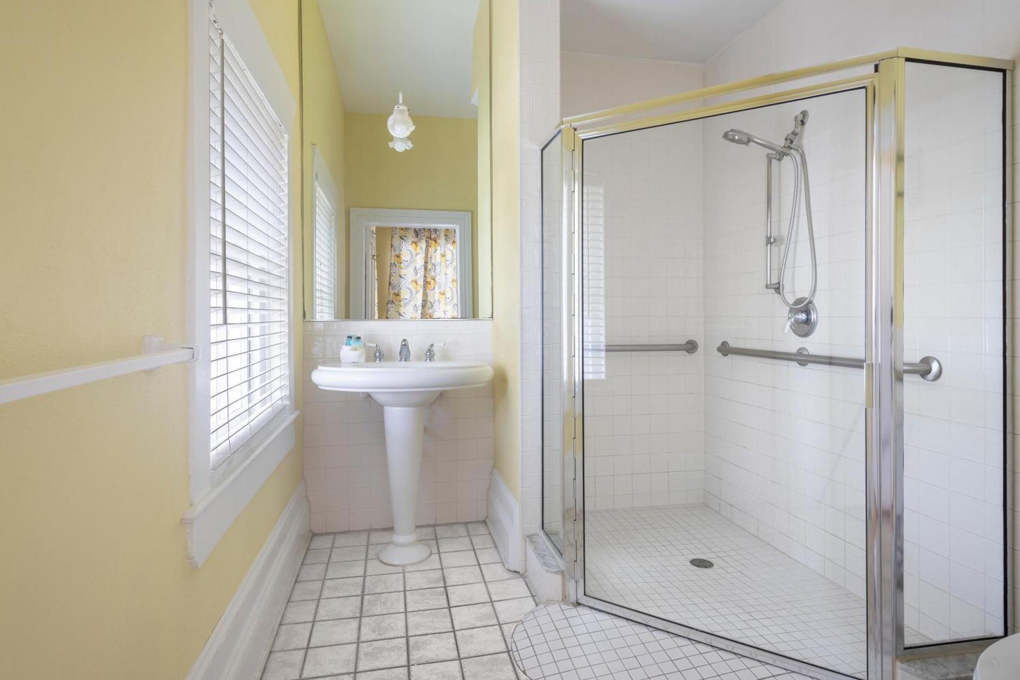 Queen Room - Disability Access