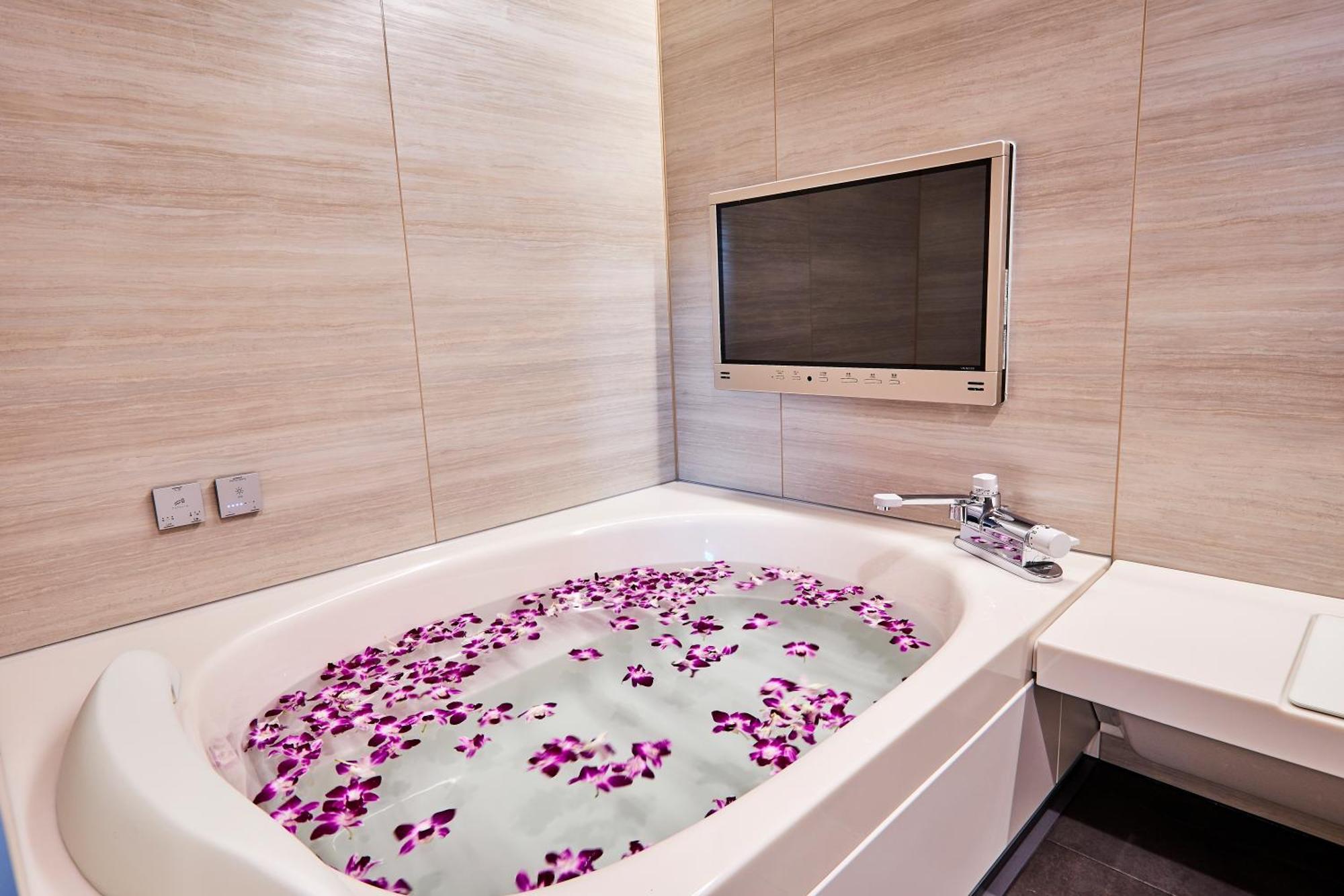 Deluxe King Suite Room Two Double Beds Two Single Beds Non-Smoking