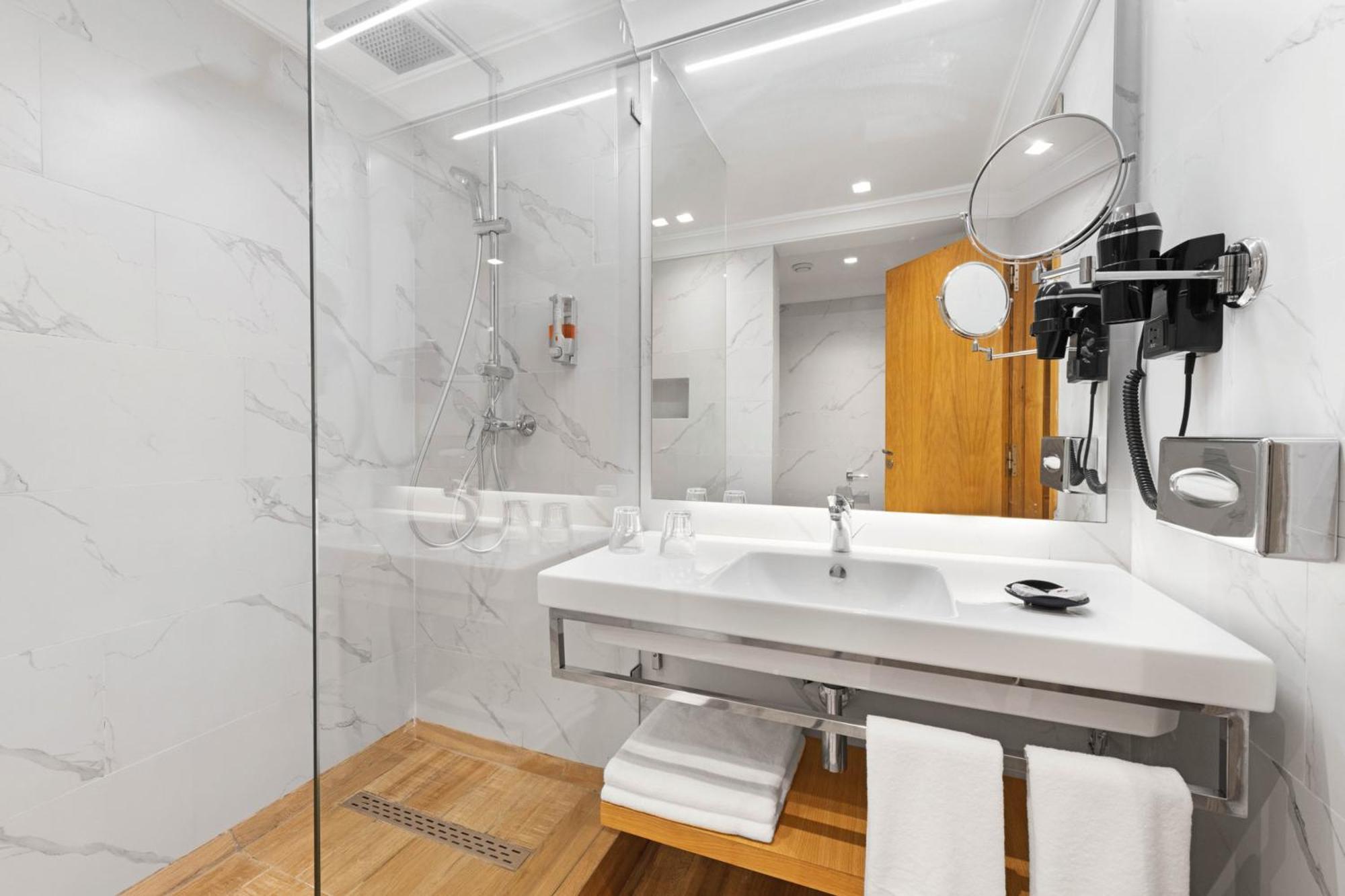 Chambre Double avec Accès Piscine
