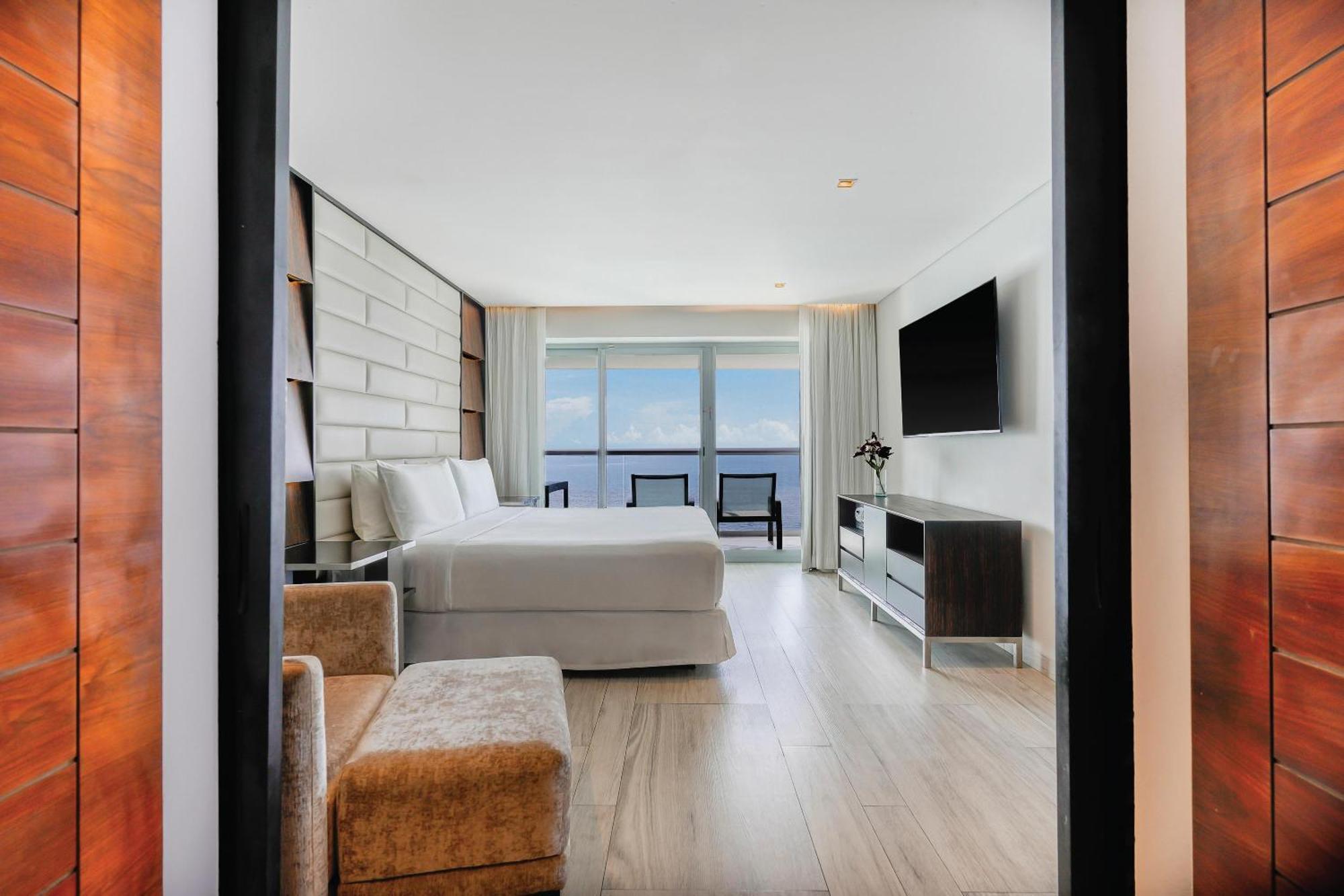 Oceanfront Governor Suite Terrace Jetted Tub