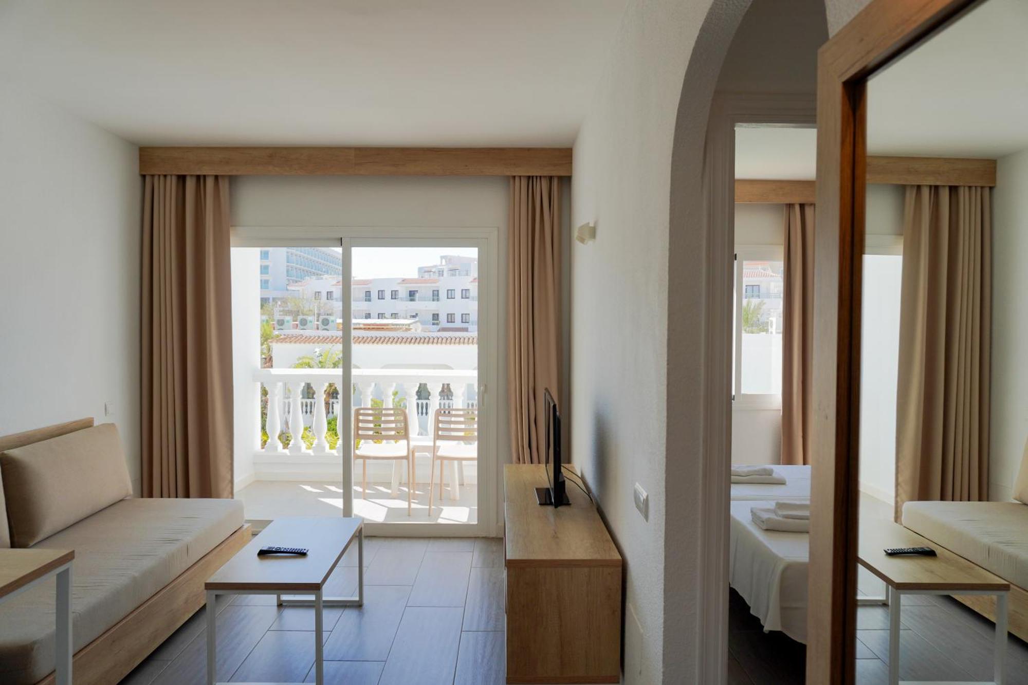 One Bedroom Apartment Pool View,1765812828:JPEG