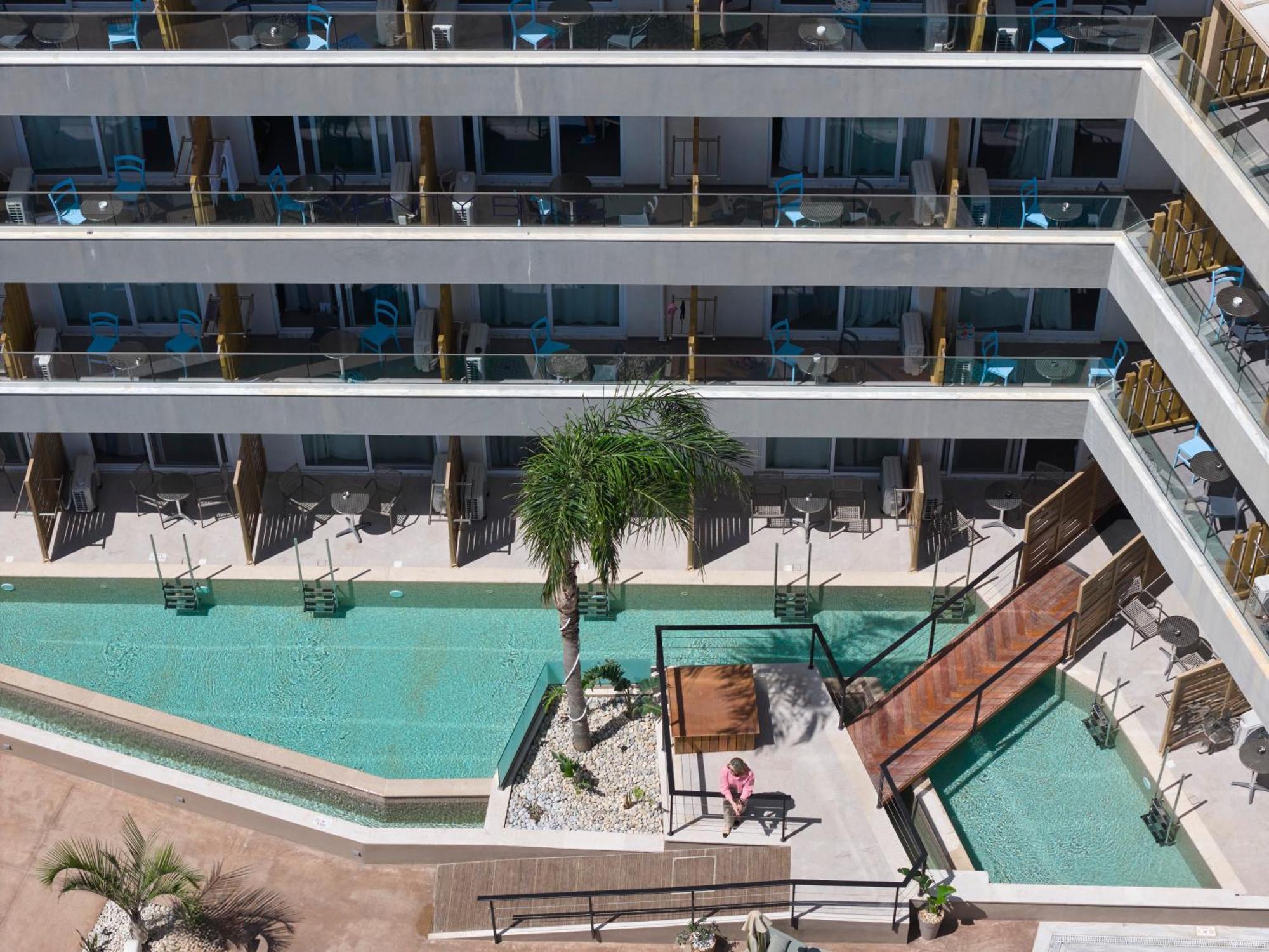Premium Room Swim-Up