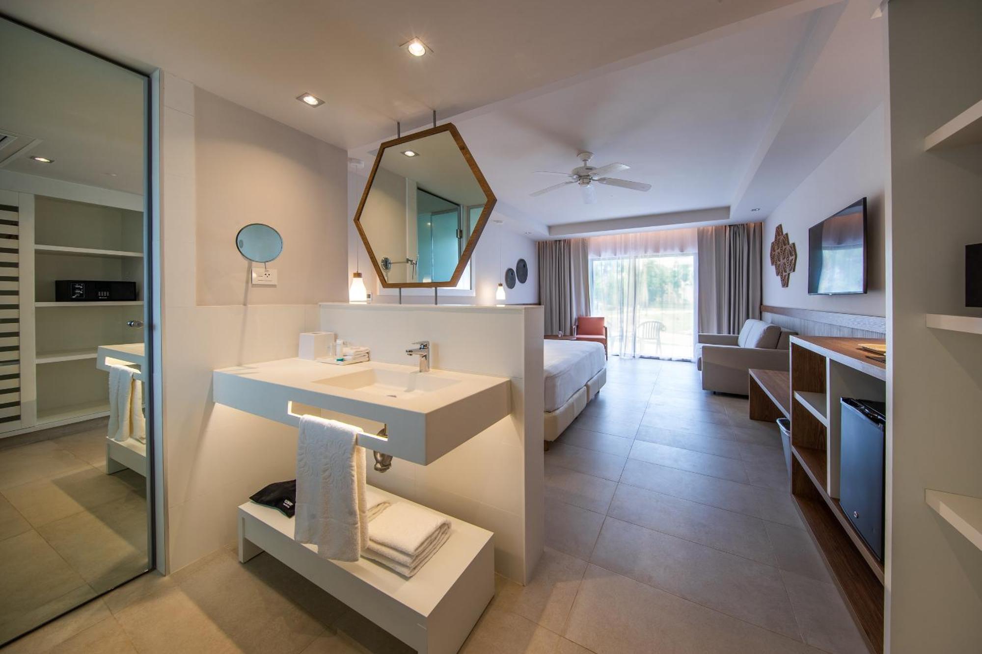 1 King Bed Family Suite SGL
