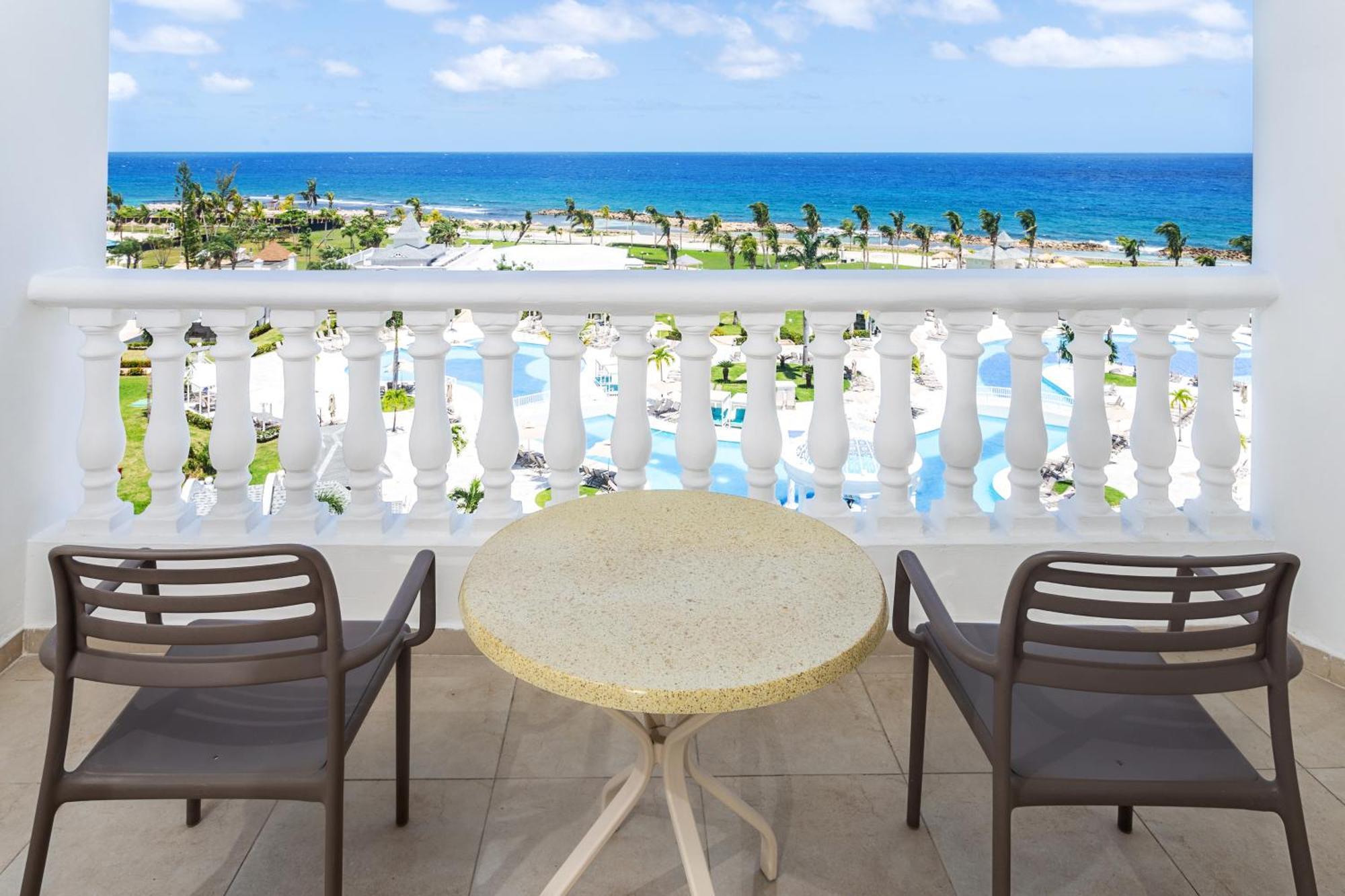 1 King Bed Ocean Front Deluxe Junior Suite SGL