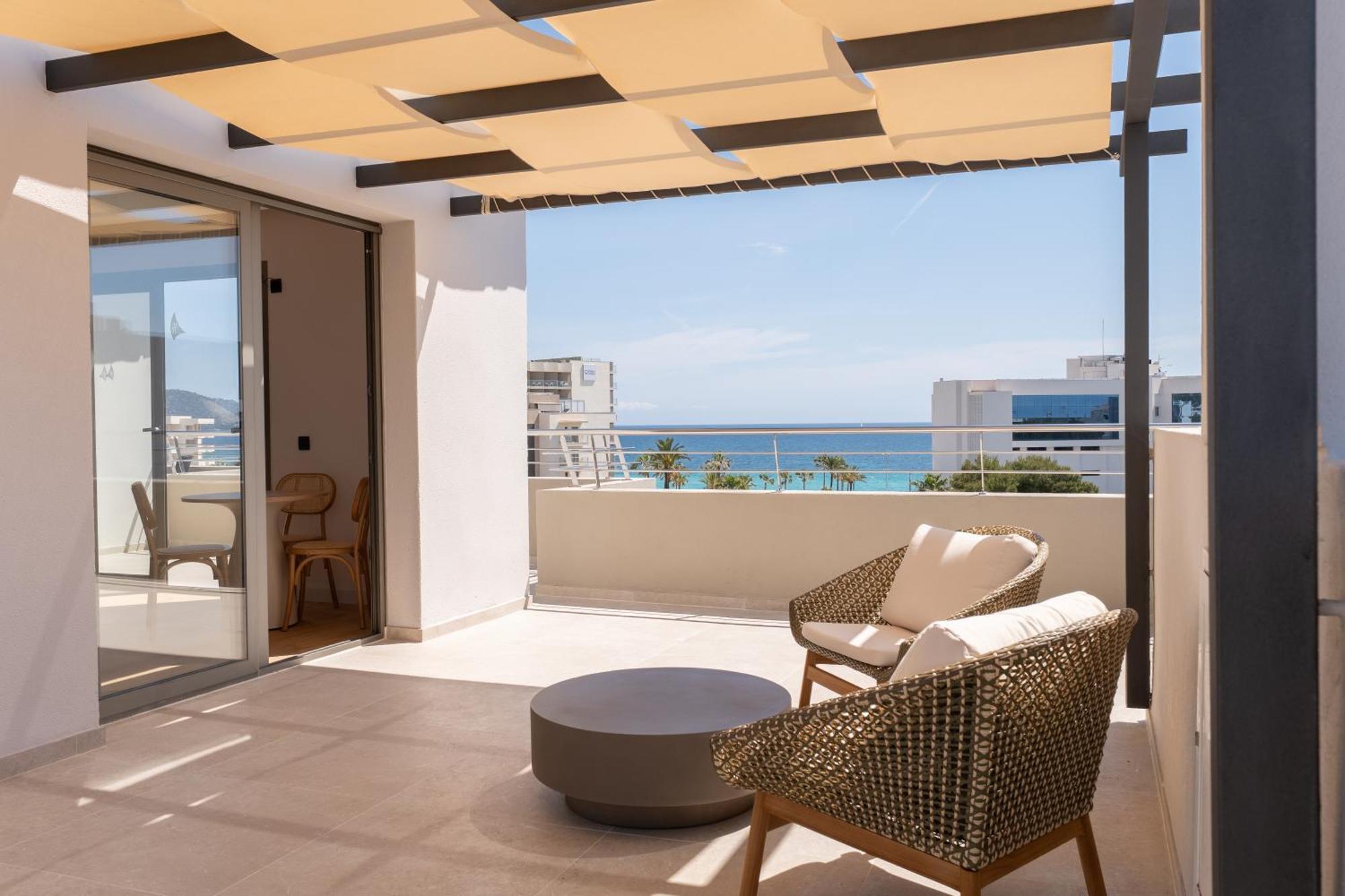 Deluxe Double Room with Balcony and Sea View