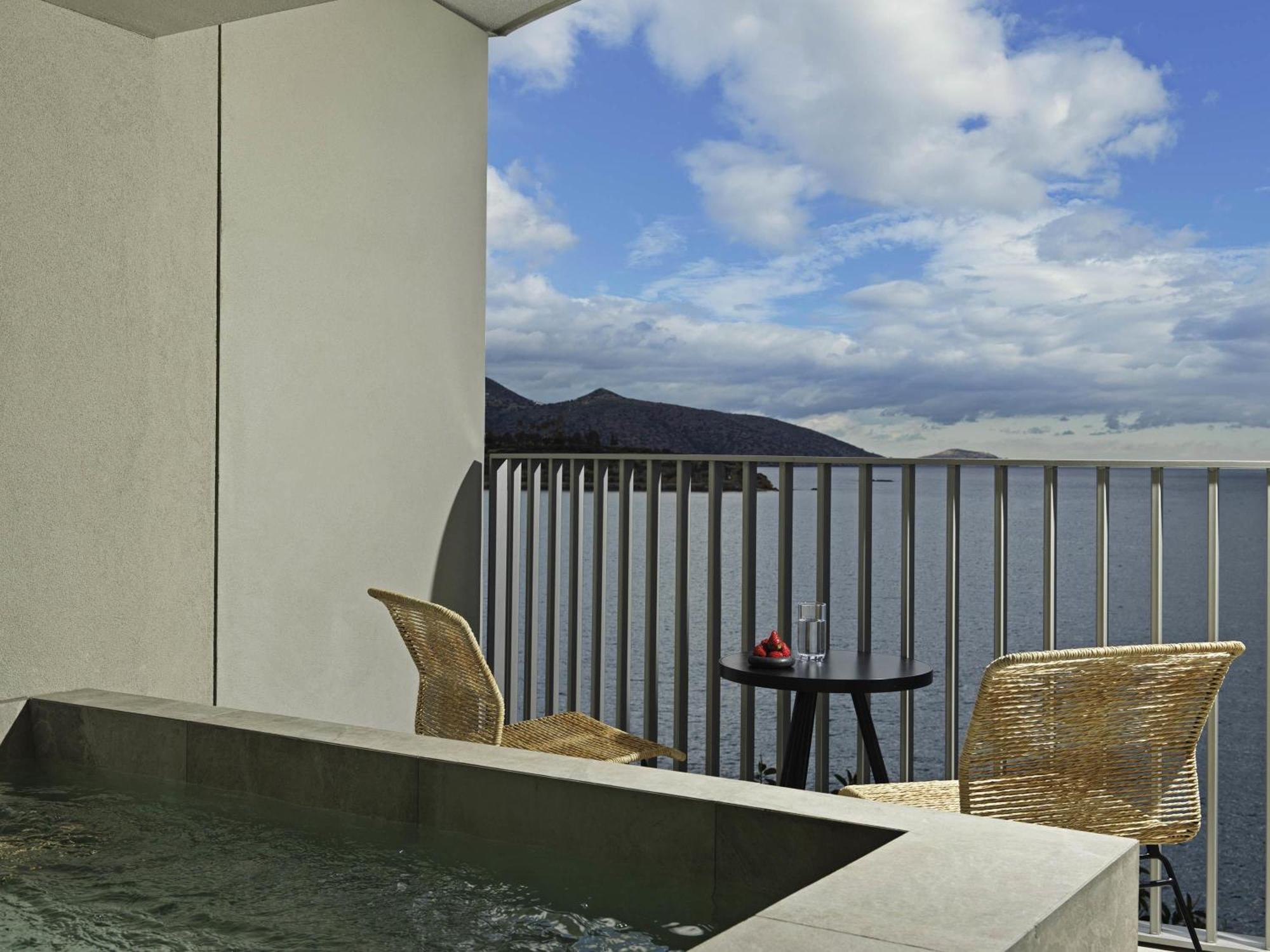 Junior Suite Front Sea View Plunge Pool