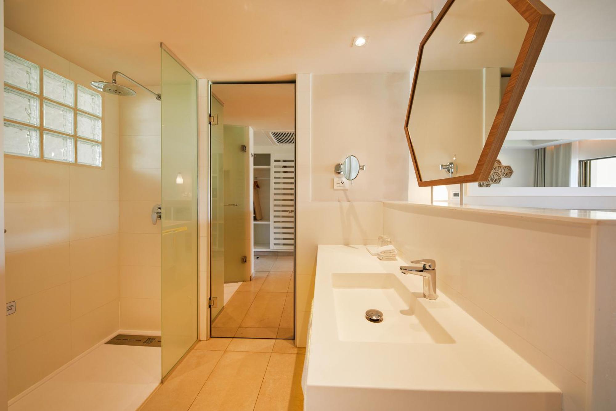 2 Double Beds Deluxe Junior Suite SGL