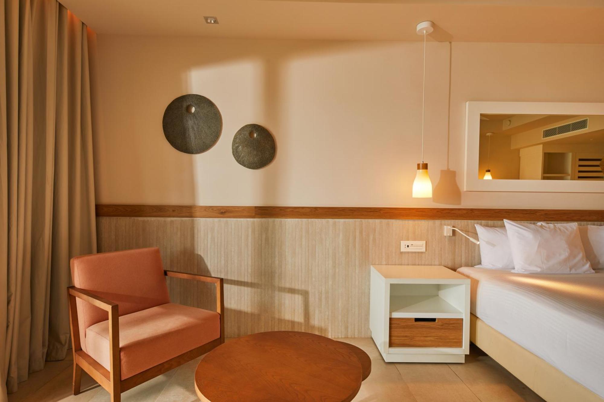 2 Double Beds Deluxe Junior Suite SGL