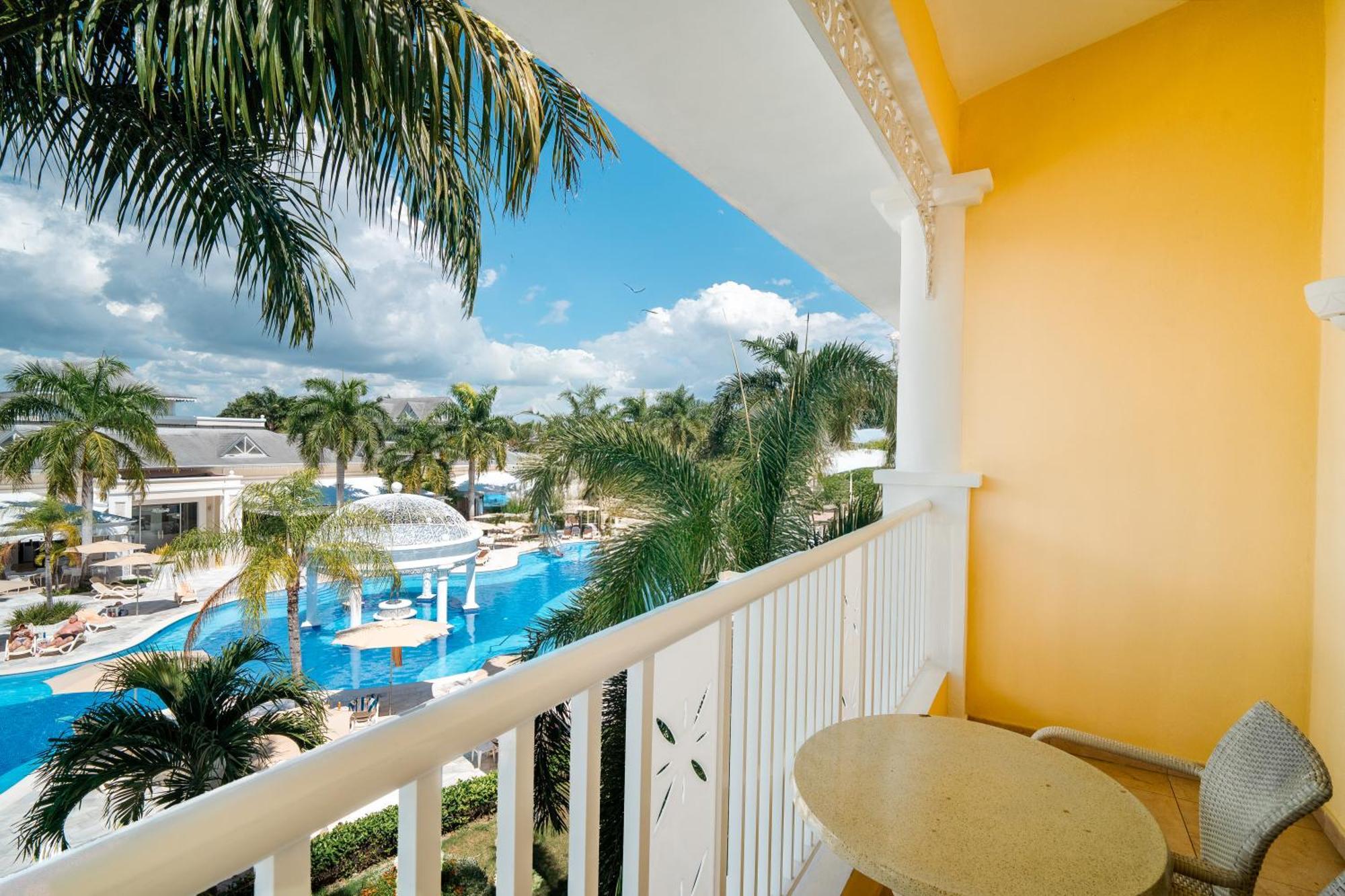 1 King Bed Pool Side Junior Suite SGL