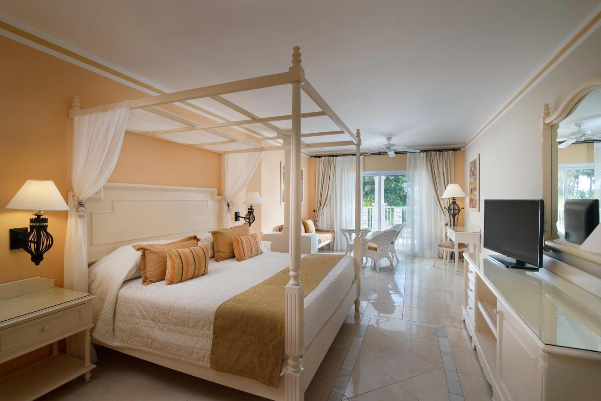 1 King Bed Pool Side Junior Suite SGL