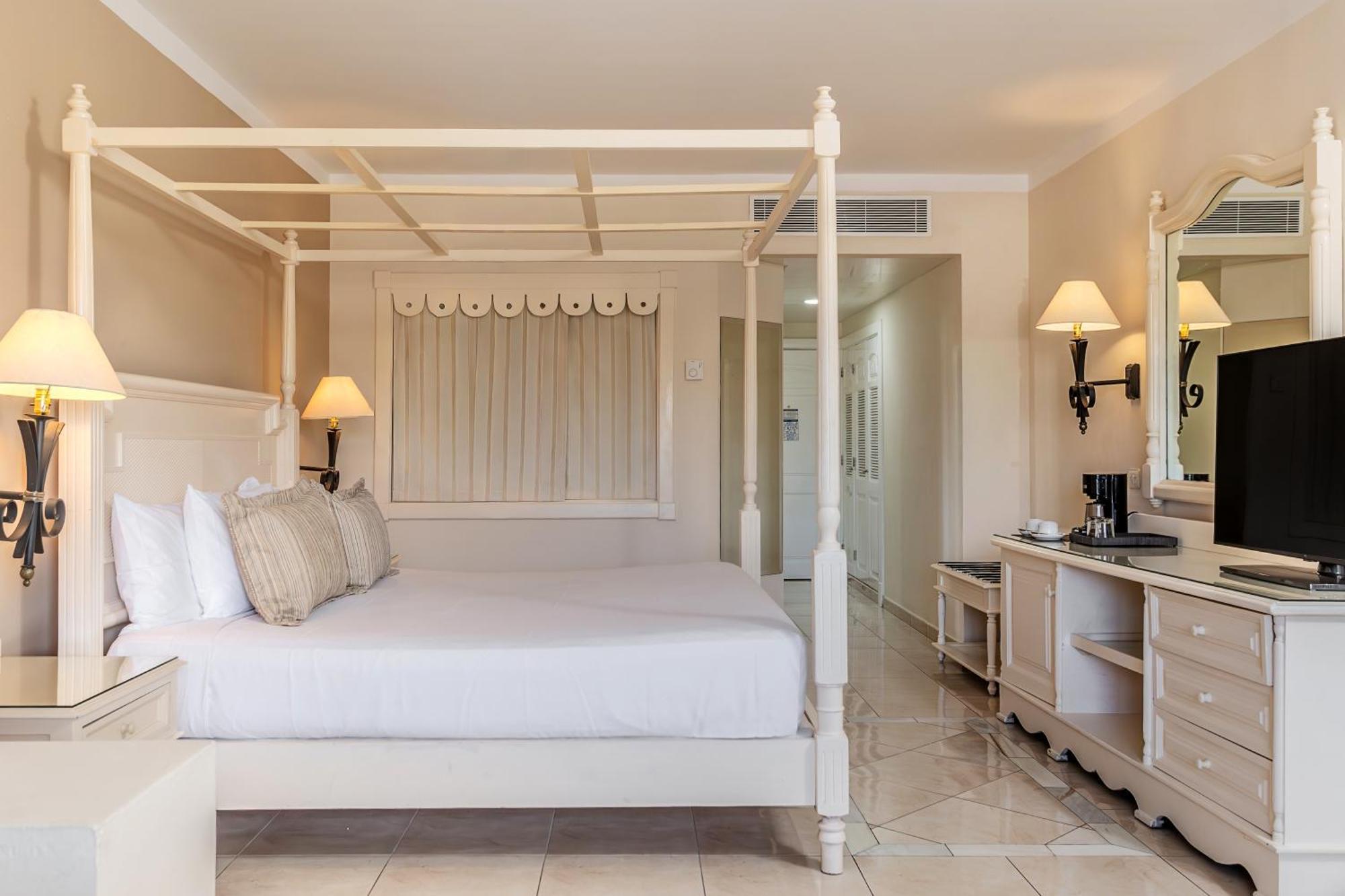 Junior Suite individual con cama extragrande y vistas a la piscina
