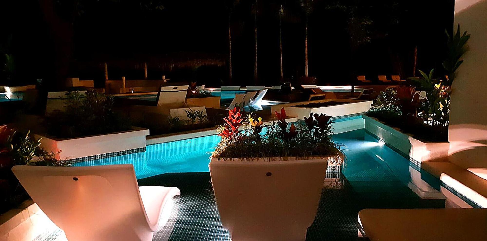 Suite Junior con 2 camas grandes y acceso directo a la piscina - Frente al océano