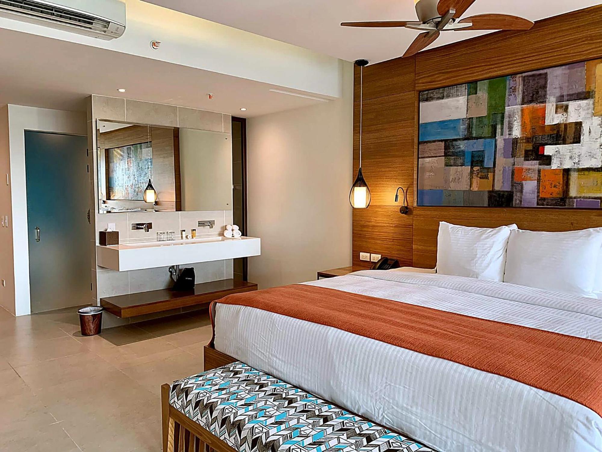 Suite Junior con cama extragrande y acceso directo a la piscina - Frente al océano