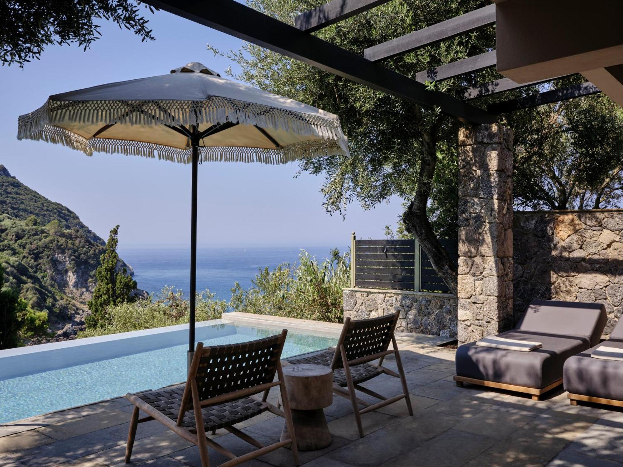 Deluxe Suite mit Doppelbett, Meerblick und eigenem Pool