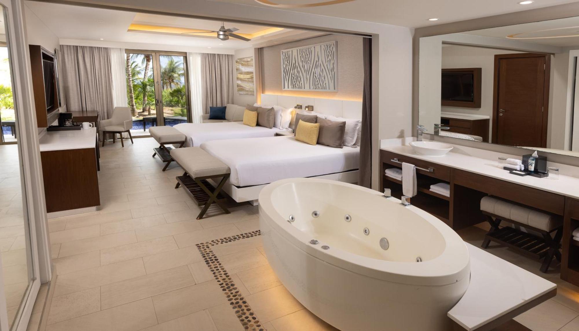 Luxury Suite Swim Out