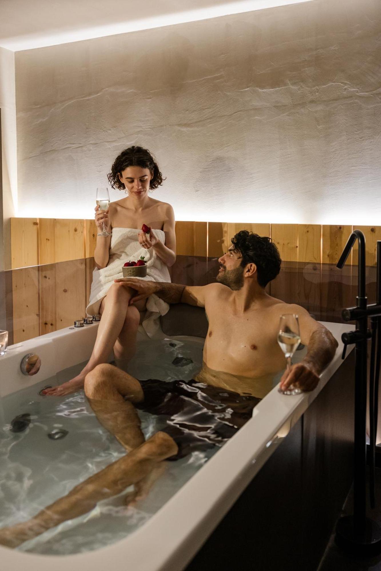 The Wood Junior Suite with Hot Tub