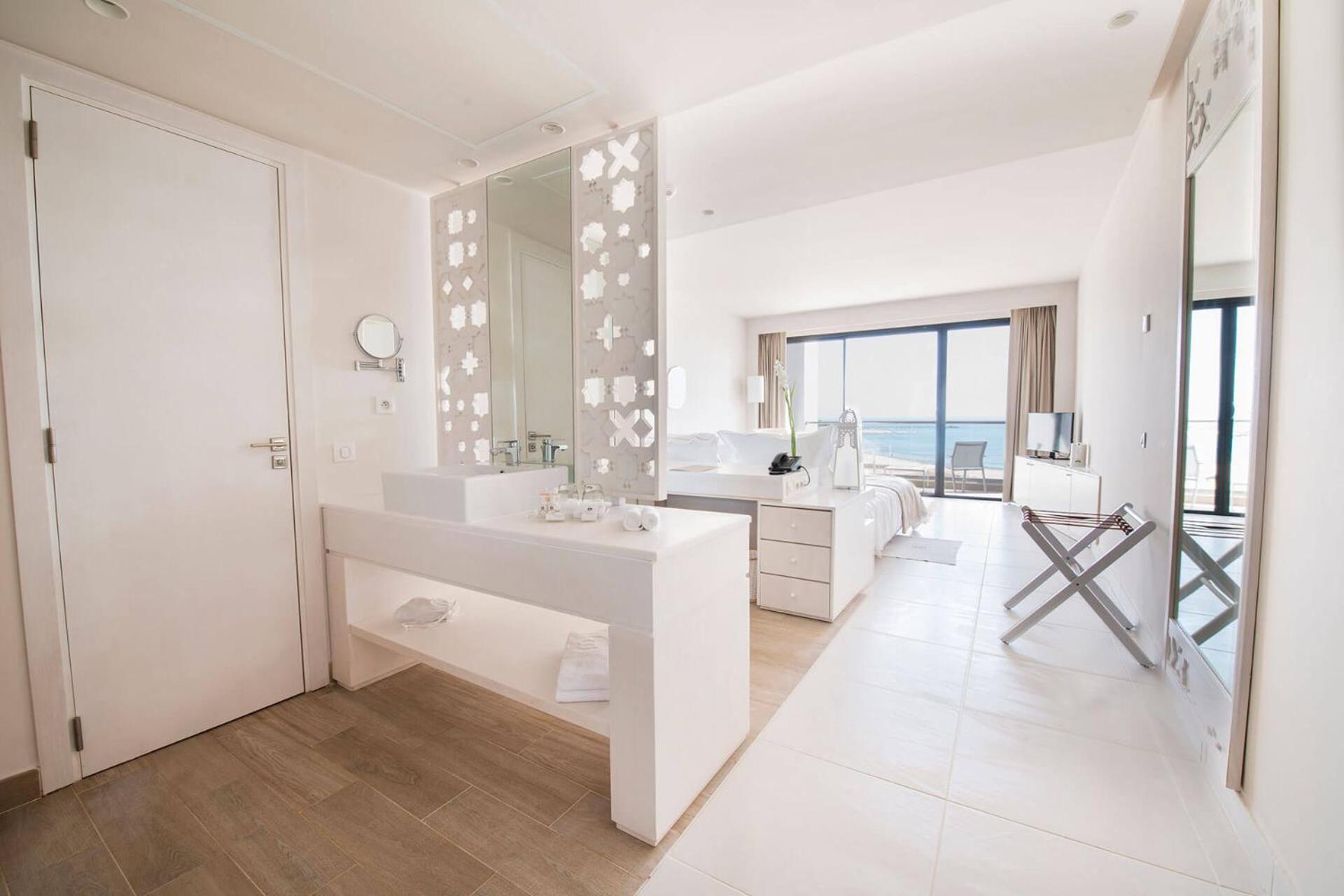 Deluxe Twin or Double Suite Sea & Pool View,1133128263:JPEG