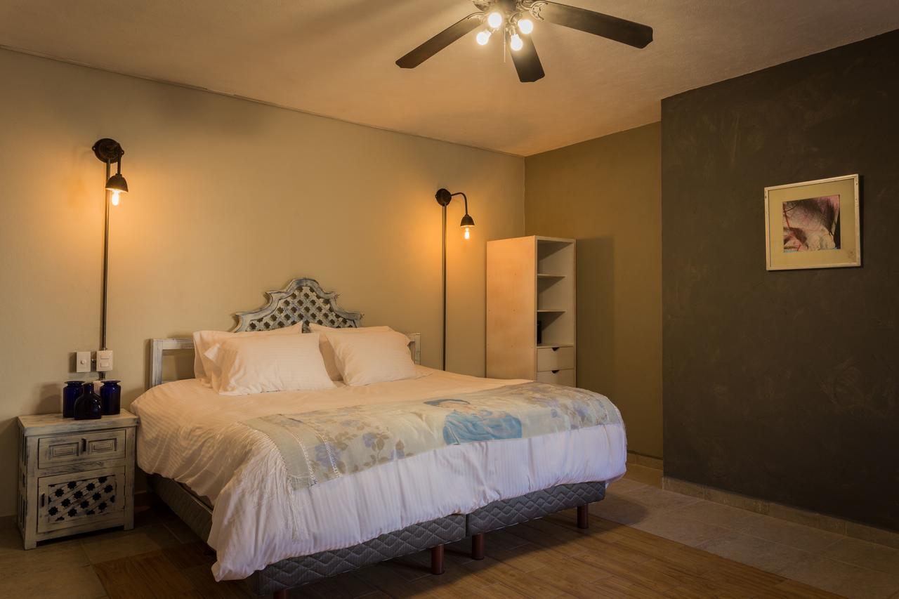 Habitación con cama extragrande.